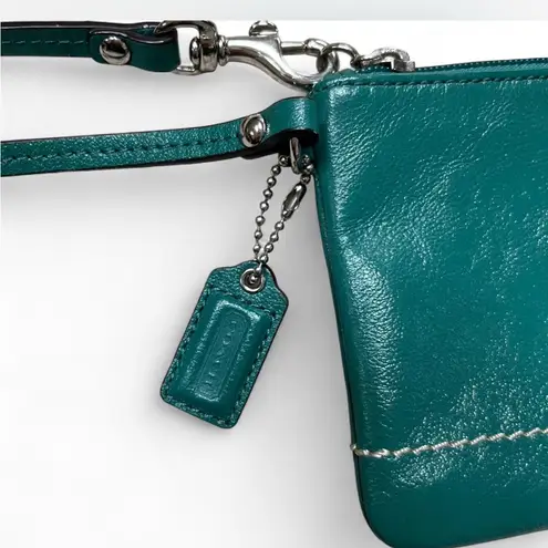 Coach  Wristlet  Green with lavender lining