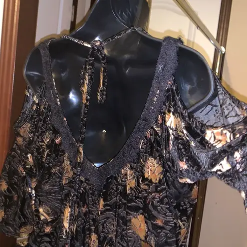 🌸HOST PICK🌸Beautiful Black n Brown Velvet Peek a Boo Sleeves Blouse. Sexy “V” Size M