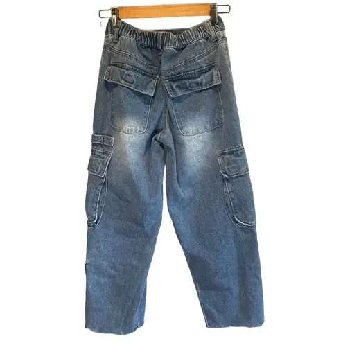 Forever 21  Loose Fit Cropped Cargo Jeans - size Small