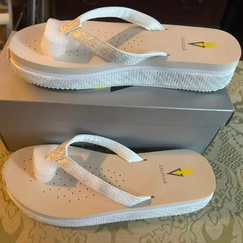 VOLATILE Untamed Flip Flops PV102 in White Metallic, Size 11, New in Box
