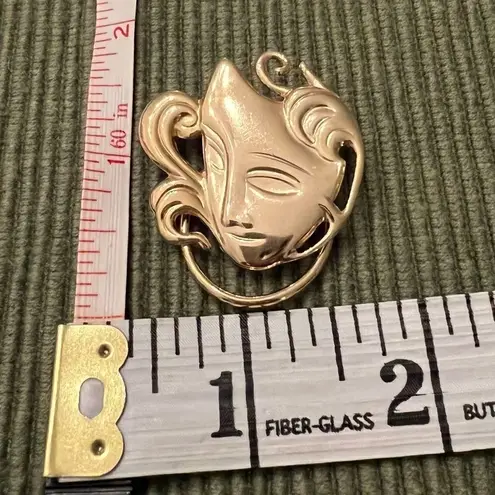 Vintage Pretty gold colored scarf clip with a woman’s face EVC