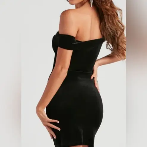 Windsor  Elegant Black Off-Shoulder Dress Size Small