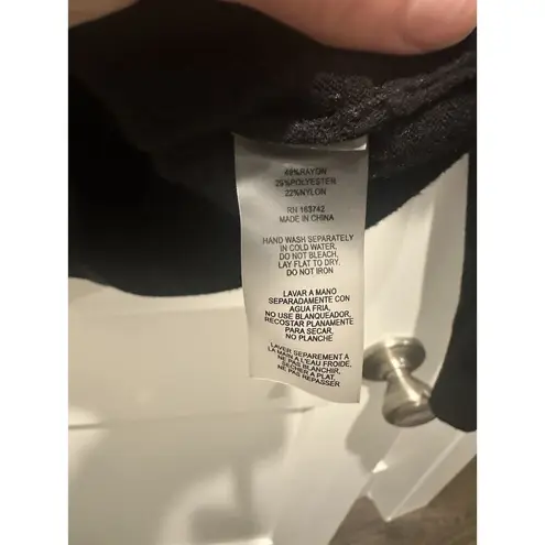 Women's Basic Milano Black Sweater Size Medium Light Weight