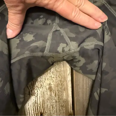 Vuori Green Camouflage Leggings With Pockets and Zipper Pouch in Back