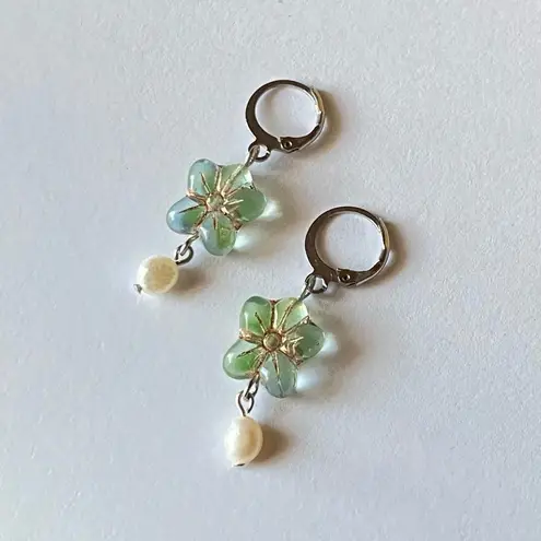 Handmade quality Czech glass flower beads & natural shell pearls dangle earrings🩵💚