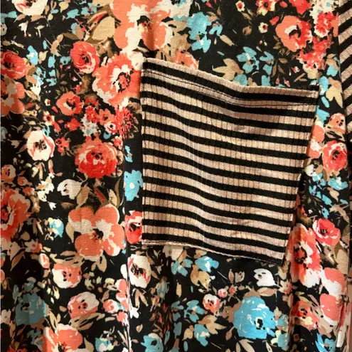 Honey & Lace short sleeve top mixed floral and striped print NWT Sz M Black Size M