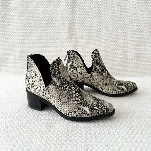 Blondo ELIZA Black White Snake Cut Out Ankle Waterproof Boots B6790-236 Size 6