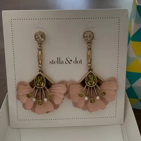 Stella & Dot ๐๐HOST PICK๐๐ Rory Floral Earring