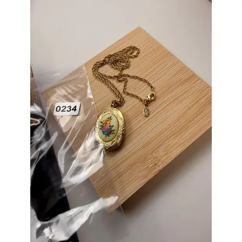 Premier Designs Vintage Gold Tone Floral Locket Pendant Necklace With Rope Chain