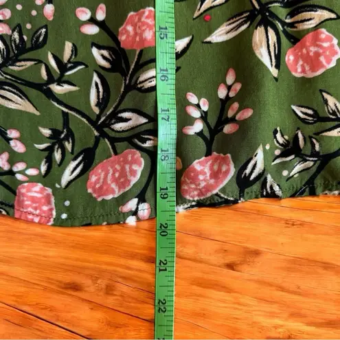Red Leaf Green Floral Ruffle Button