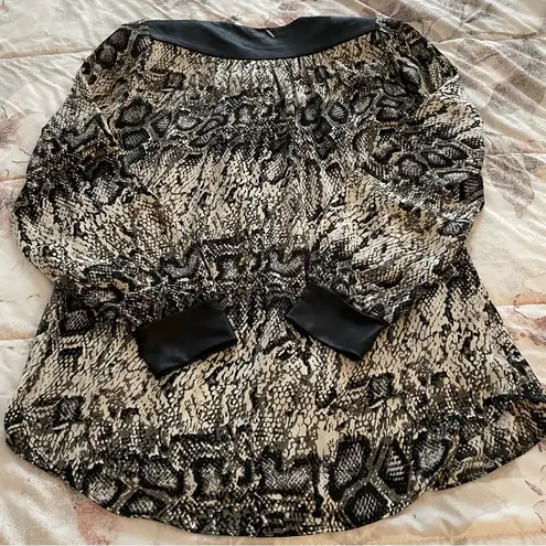 Tbags Los Angeles Vintage T-bags Los Angeles animal print snake long sleeve silky blouse, size S