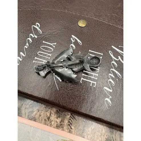 Vintage Angel Violin Christmas Brooch – Holly Leaves Holiday Pin (1980s) Silver