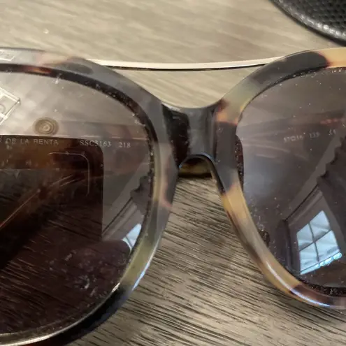 Oscar de la Renta Tortoise Brown Sunglasses With Case Women’s