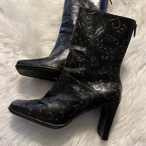 Amanda Smith Fate Floral Embossed Leather Boots Stacked Heel Size 7 square toe
