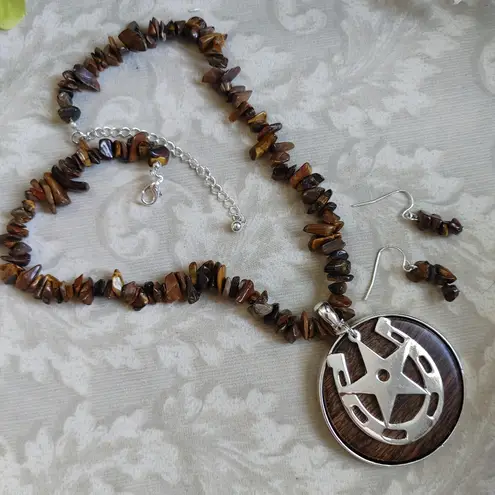 Tumbled Tiger Eye Chips Necklace w/ Horseshoe Silver