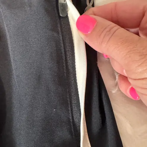 Spyder  Women's Black Athletic Shorts size medium‎ zipper pockets built in shorts