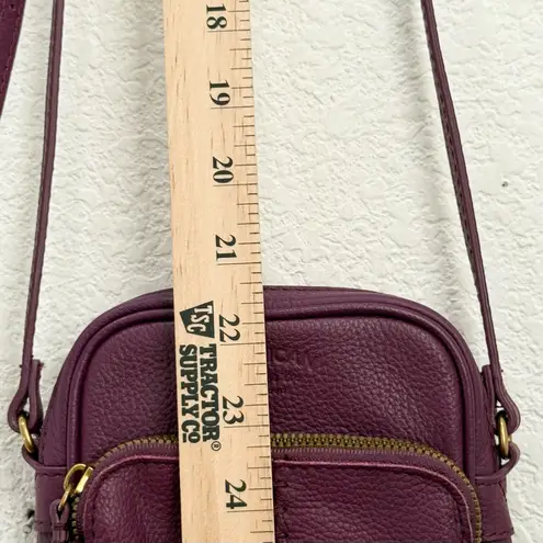 AMERICAN LEATHER Co. Burgundy Pebbled Leather Cleveland Crossbody Bag in Grape Purple