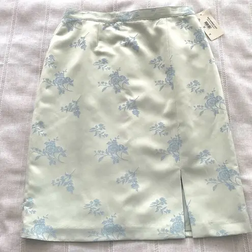 Sag Harbor NWT Suit vintage skirt in pale blue with floral print.