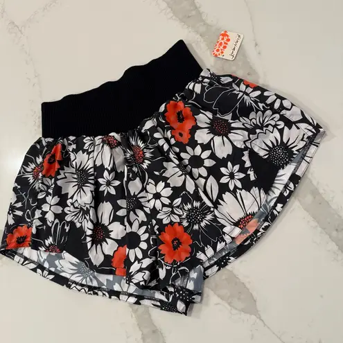 Free People Movement NWT Carpe Diem Printed HR Shorts Women’s Large Tuxedo Daisy Black