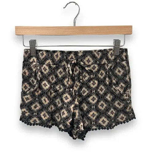 Full Tilt Juniors Medium  patterned shorts