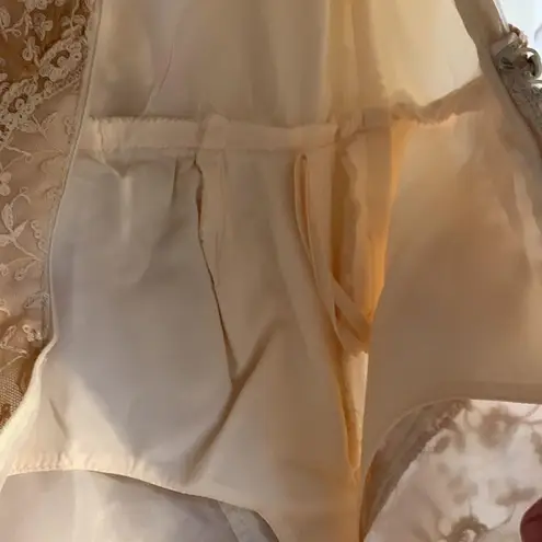 Vintage wedding dress womens small xs lace with bustle train white ivory tan