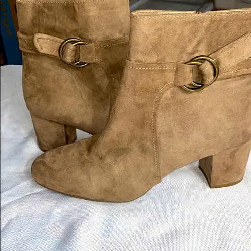 White Mountain WOMENS SIZE 11 Tan FAUX SUEDE Ankle Booties with Buckle Detail