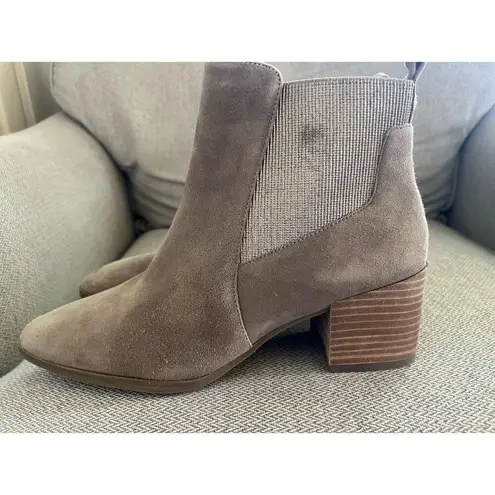 Anne Klein  Women's Parson Chelsea Boots Taupe Suede Ankle Booties 8M Block Heel