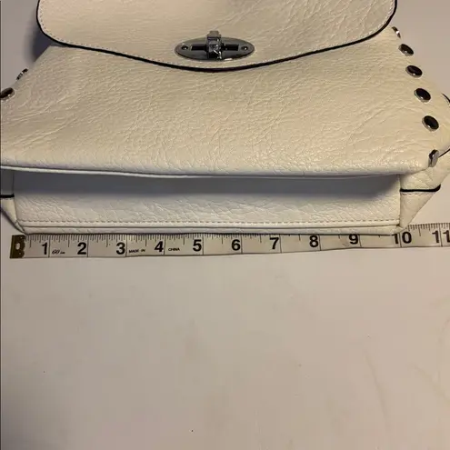 JAIME BRAND FROM THE UK.. NEW WHITE FAUX LEATHER HANDBAG SILVER ACCENTS/STUDS