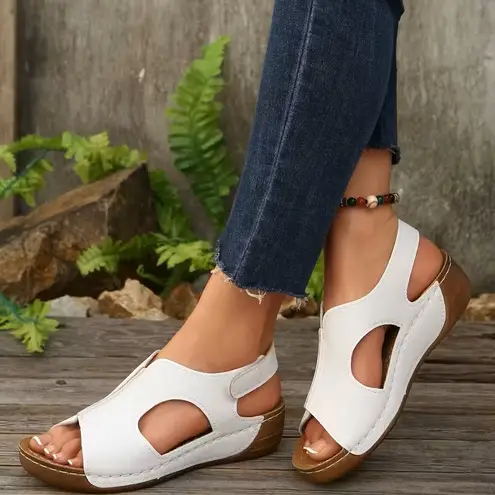 NWT ~ Women's White Faux Leather Beach Casual Sandals Summer Shoes ~ 5 1/2