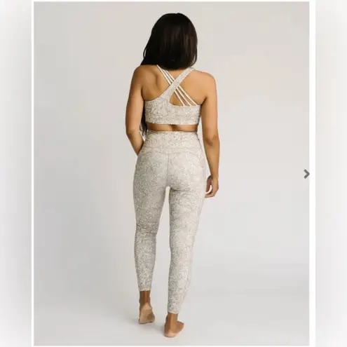 Zyia Bentonite Ruched Pocket Hi-rise 7/8 24" Leggings and Sports Bra Set.