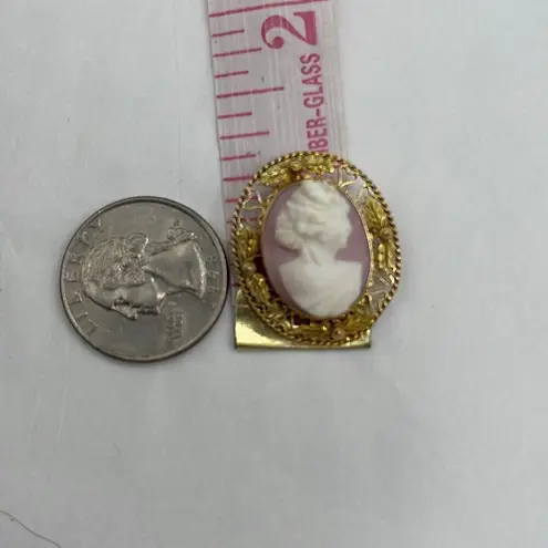 Victorian cameo brooch 10K gold left facing