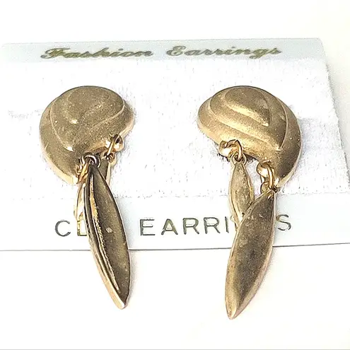 Vintage Gold Tone Statement Dangly Clip