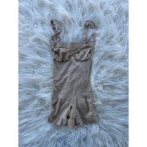 SKIMS Seamless Sculpt Strapless Shortie Bodysuit Clay
Size Medium
