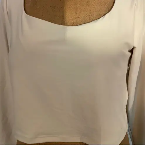 Old Navy  Active cream XL crop top w/scoop neck & long sleeves built in bra