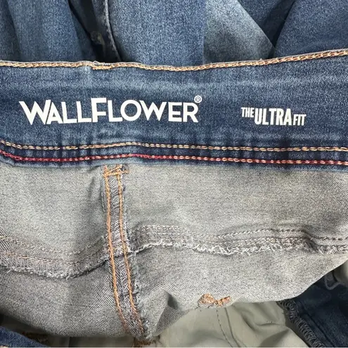 Wallflower Ultra Fit Blue Jeans Women's 14W Regular Distressed Soft New