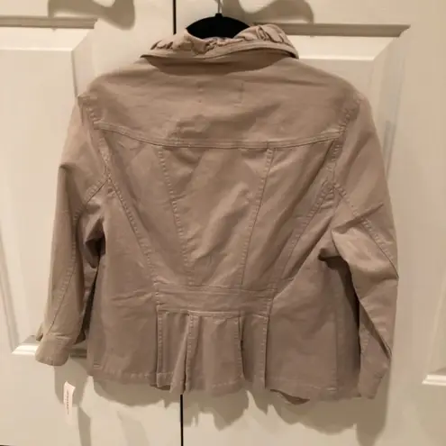 Ami Tan Blazer with Ruffled Lapel and Cropped Sleeves