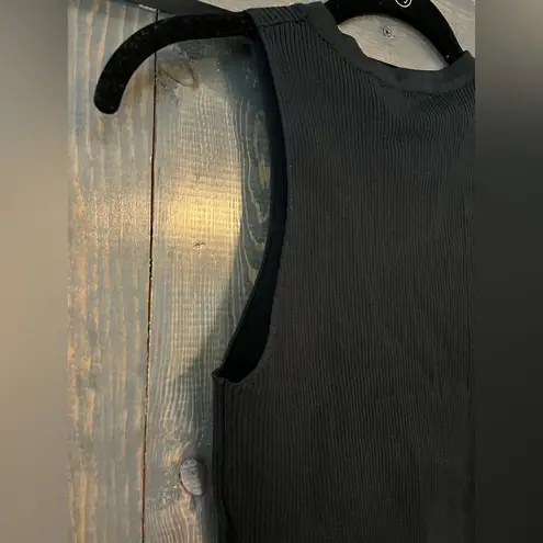 Sleek Black Ribbed Knit Tank Top Sleeveless Crew Neck Modern Basic A13 Size L