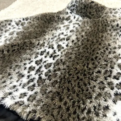 WD•NY WD NY S/M Snow Leopard Faux Fur Sherpa Shawl Poncho
