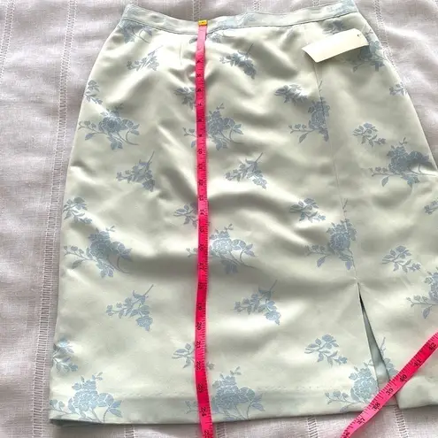 Sag Harbor NWT Suit vintage skirt in pale blue with floral print.