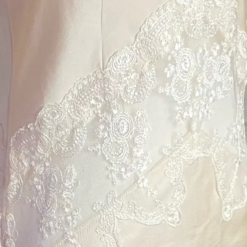 NWT WINGFREE Ivory Satin Midi
Slip Dress with Lace & Ruched Detail
XS/S