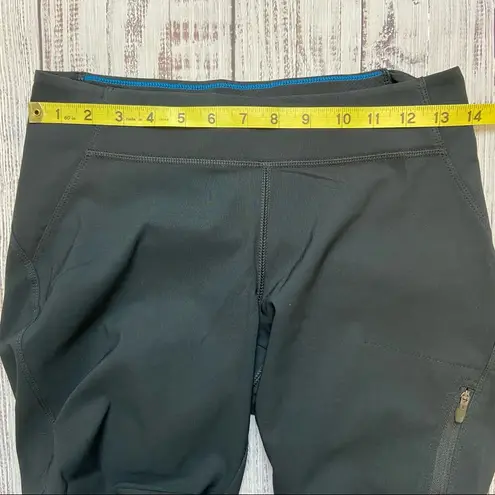 Columbia  Omni Shield Black Capri. Size Small.