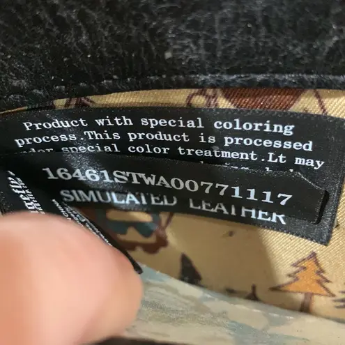 Lounge Fly Star Wars  Ewok Printed
Faux Leather Top Zip Wallet Purse.