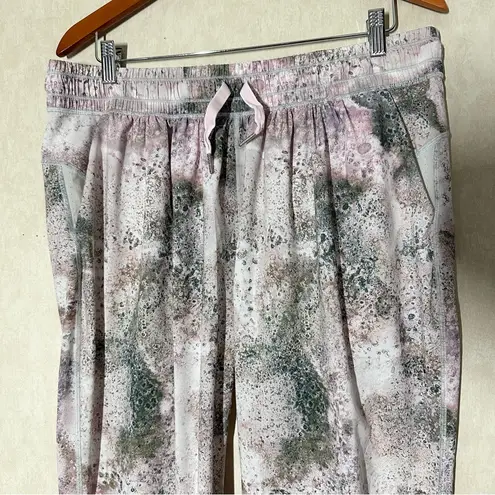 Lululemon  Women’s Namaskar Pants II Pull On Lightweight in Sugar Crush Multi 12 - Image 4