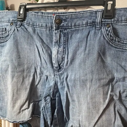 Elle 😎😎😎BOGOHO 😎😎😎Jean shorts