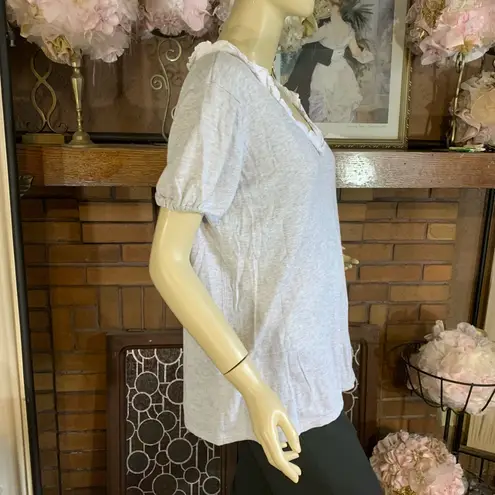 Vera Wang SIMPLY VERA  GRAY KNIT TEE WITH WHITE COTTIN RUFFLE (L)