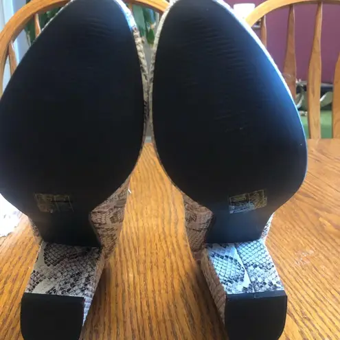 Essex Glam Faux Snakeskin Ankle Heeled Boots Zippered Sides Size 7 NWOT