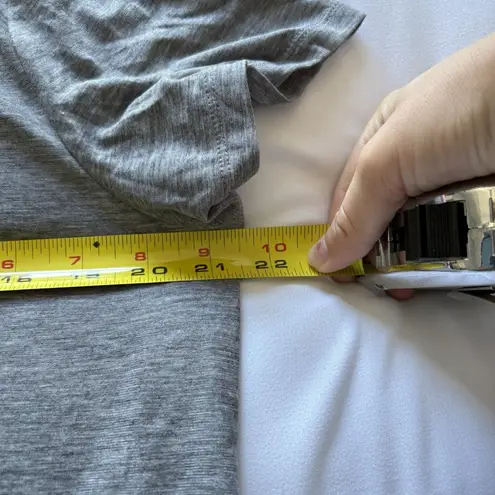 Under Armour  Short Sleeve T Shirt Womens Size Large Gray Breathe Tee Loose