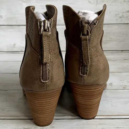 NWT Violet & Red Jackson Laser Cut Topline Booties in Taupe Tan Size 9