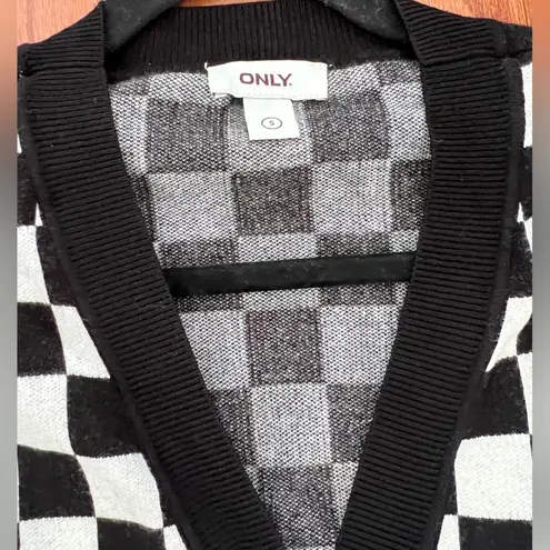 Only  Checkered in black +white,size small