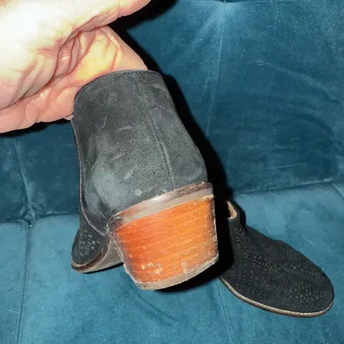 Vionic  women’s ankle booties black perforated leather suede size 8 Daytona Boots - Image 6